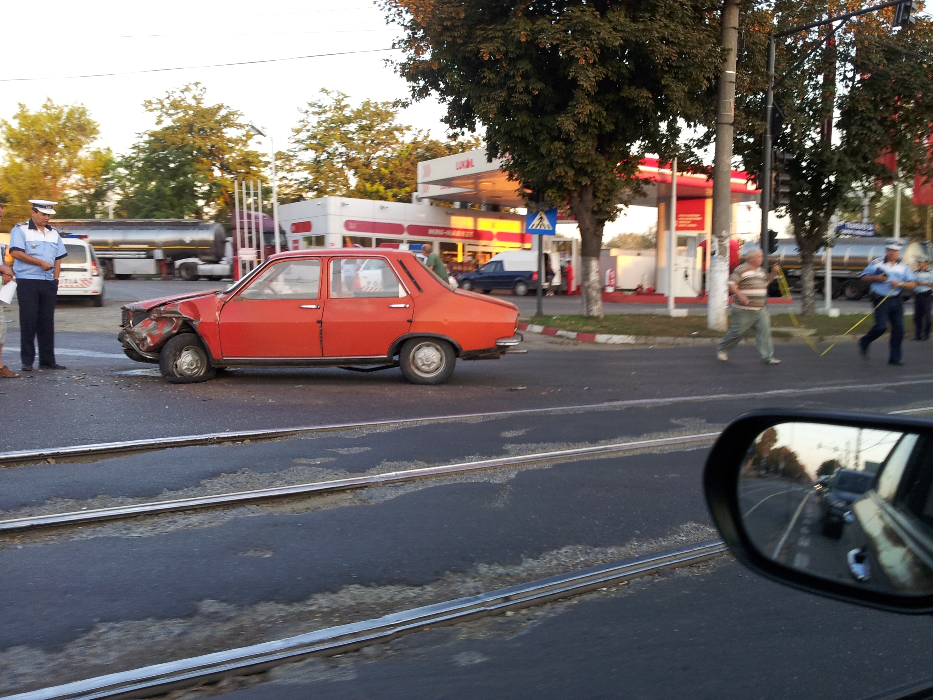 Un şofer care a trecut pe roşu la semafor s-a ciocnit frontal cu un microbuz