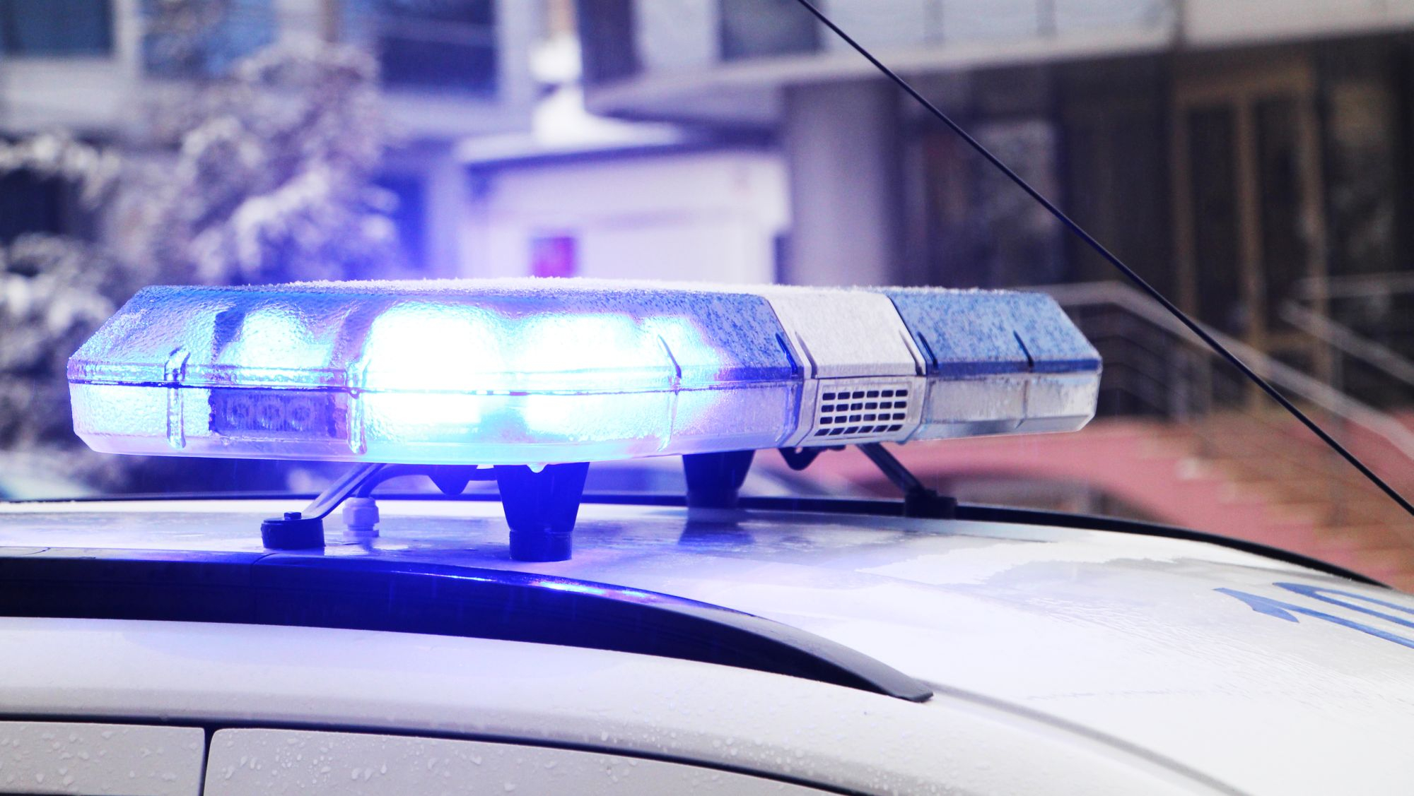 Şi-au aruncat gunoiul pe geamul maşinii