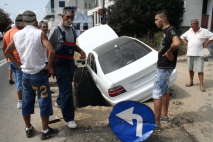 Groapă ISPA – capcană pentru o limuzină BMW