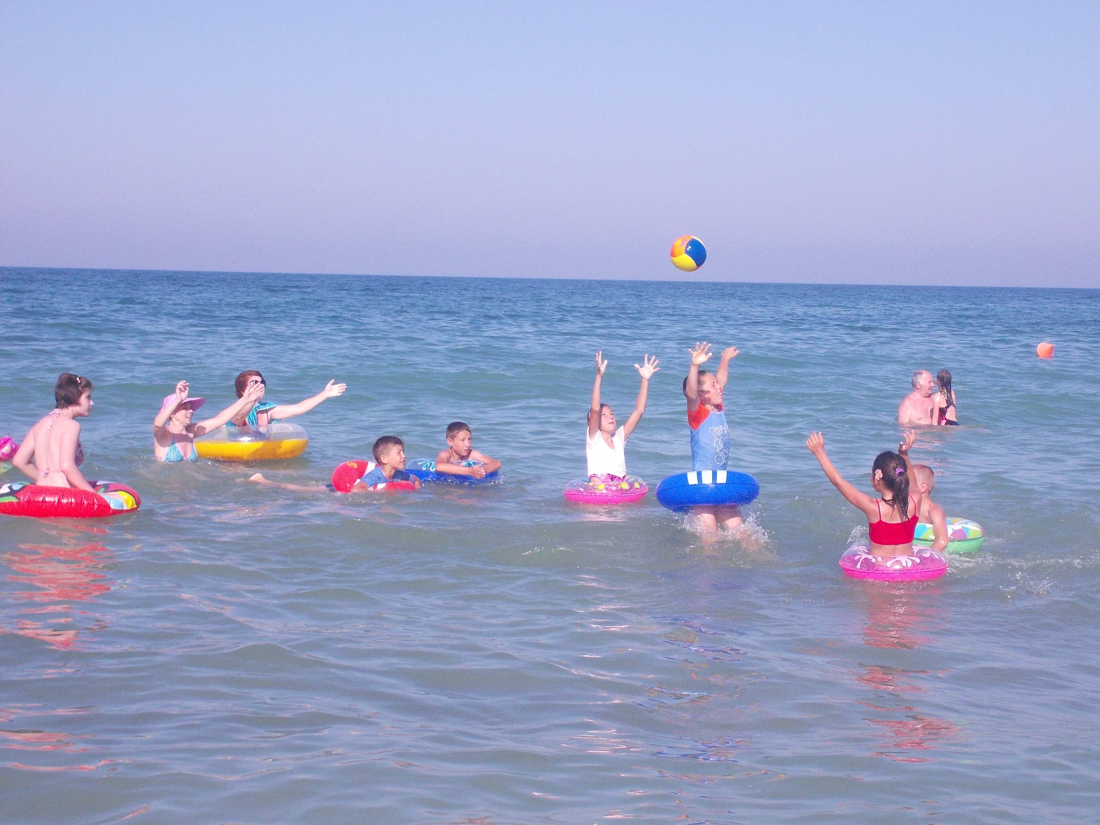 Vacanţă de neuitat: 50 de copii, pentru prima dată la malul mării