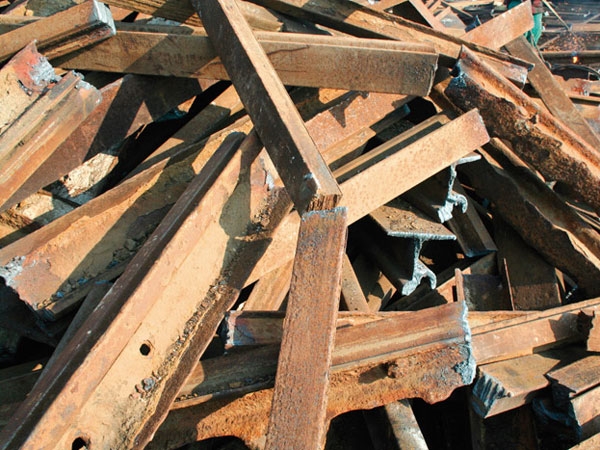 Cale ferată, jefuită de angajaţii CFR! Sute de kilograme de fier găsite la centrul de colectare 