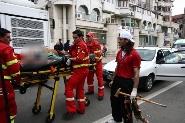 Lovită de o maşină în timp ce traversa strada neregulamentar 