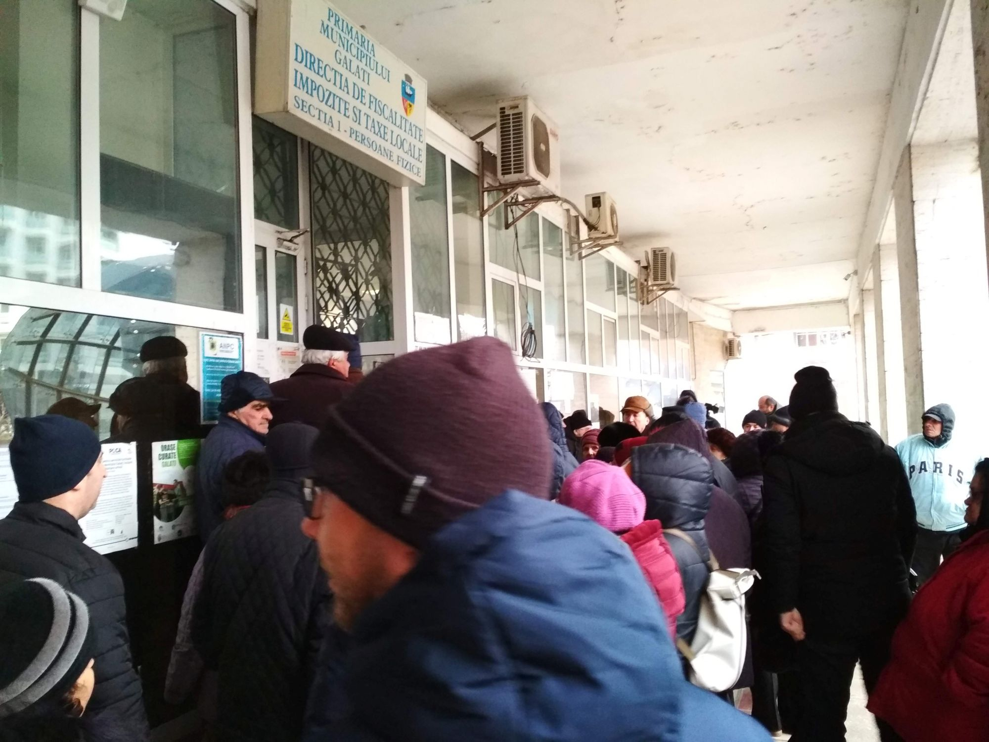 UPDATE. La Galați, coadă la taxe și impozite, pe Cod galben de vreme rea (VIDEO)