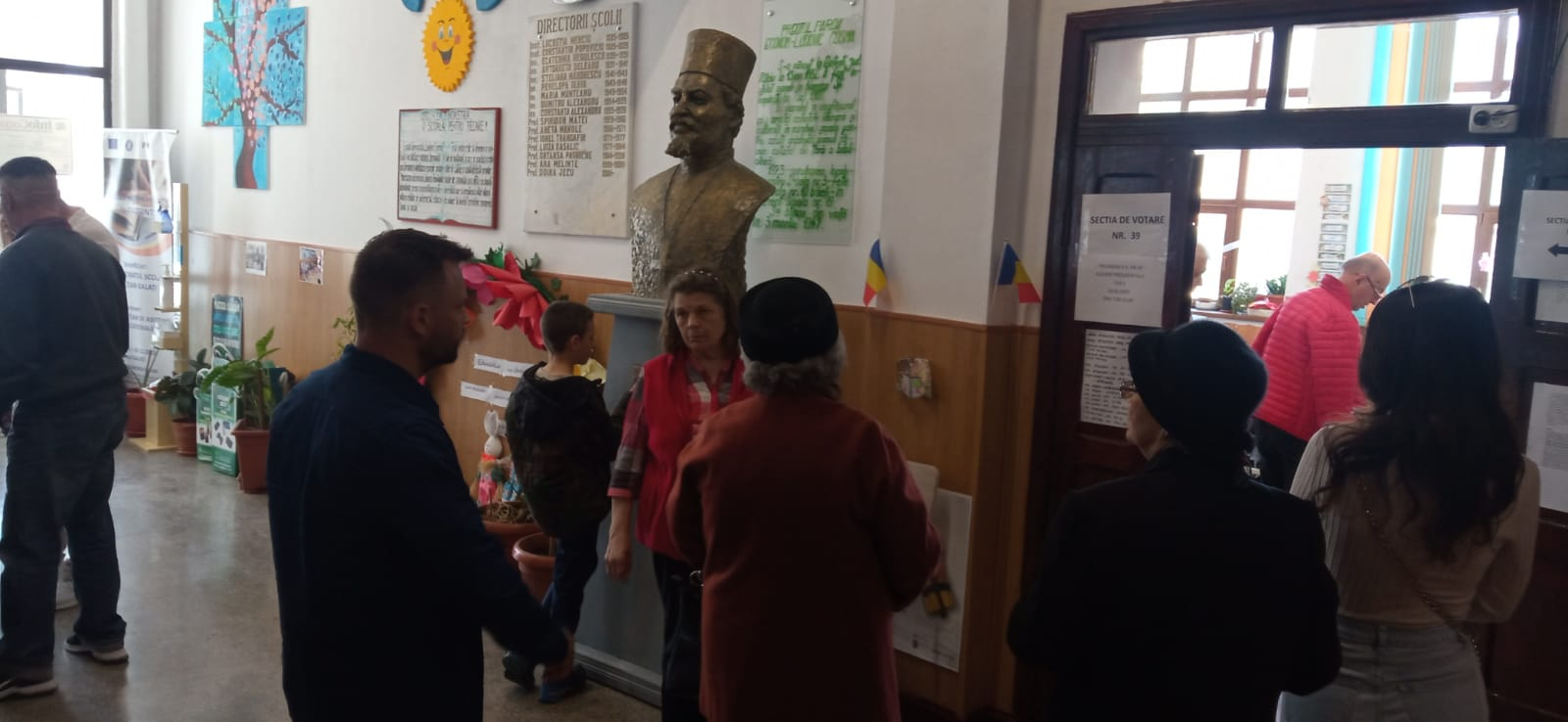 Vot fără incidente, prezenţă mai mare decât în turul I