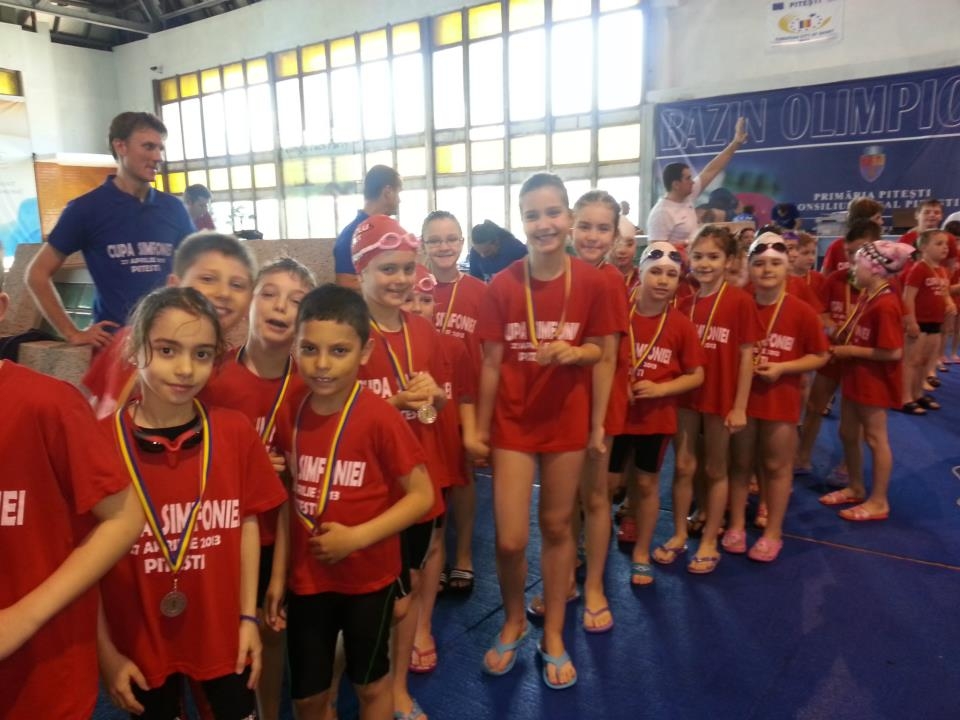 Înotătorii de la Viva, "echipă adevărată" la Cupa Simfoniei la Piteşti