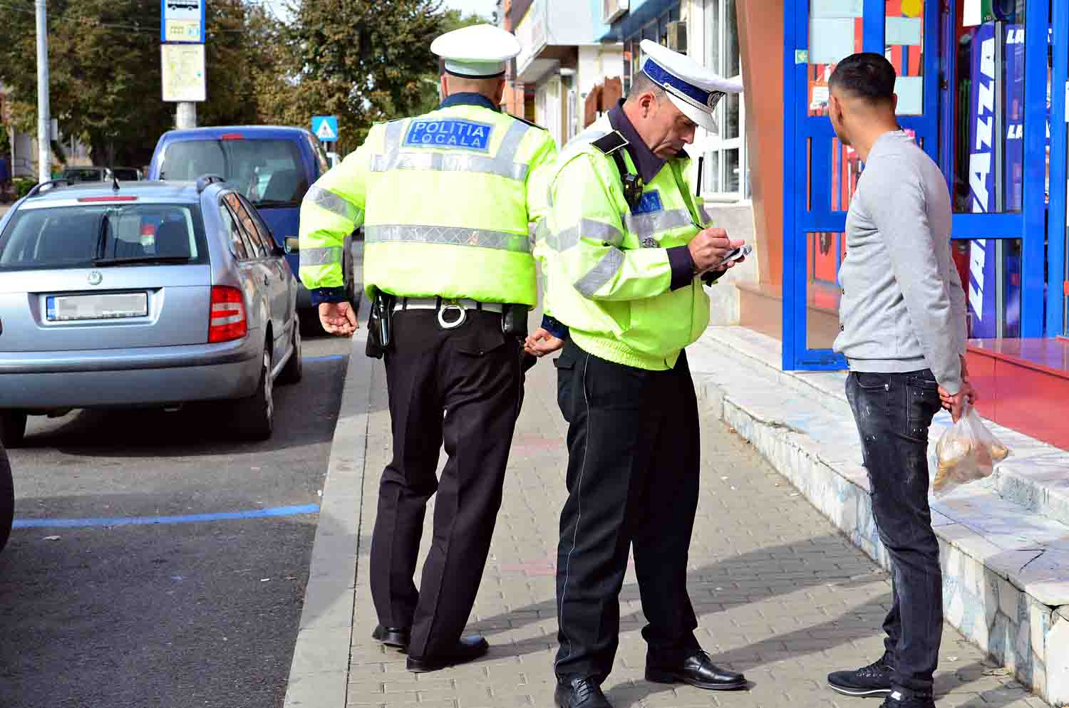 Negoțul fără autorizație închide prăvălii locale pe bandă. Amenzi și bani confiscați