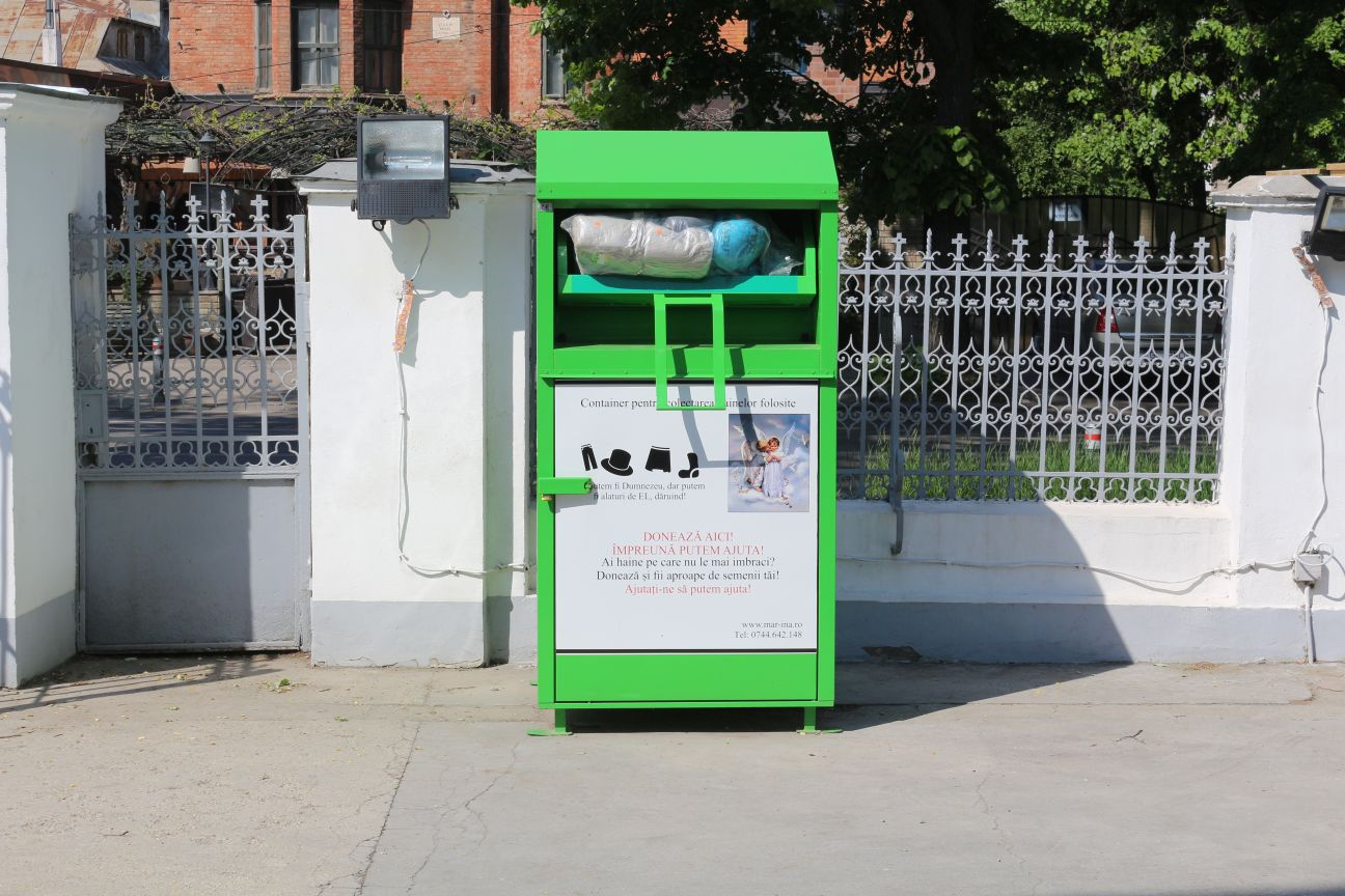 Primul container din Galaţi pentru colectarea hainelor