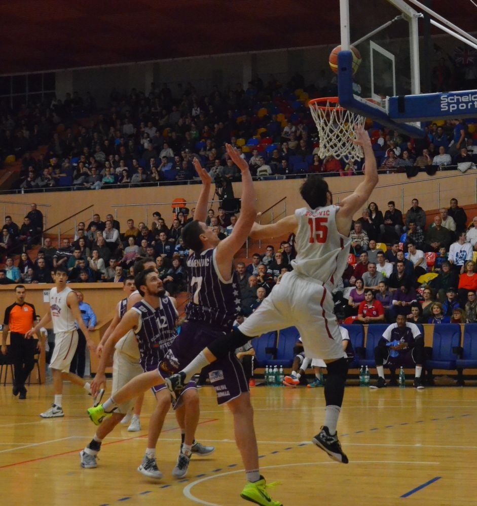 Baschetbaliștii de la Phoenix au făcut un pas important spre play-off