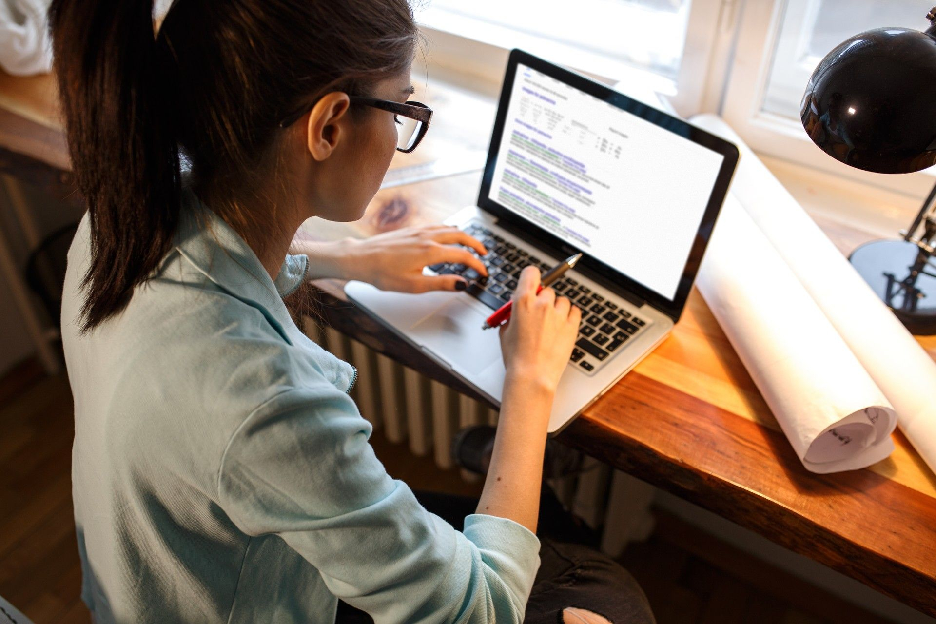 Concluzii îngrijorătoare: Majoritatea aplicaţiilor de învăţare online colectează şi vând datele elevilor