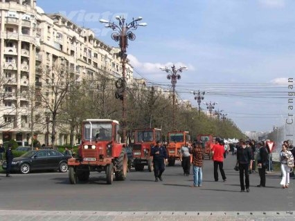 Fermierii îl iau „în furci” pe ministrul Agriculturii