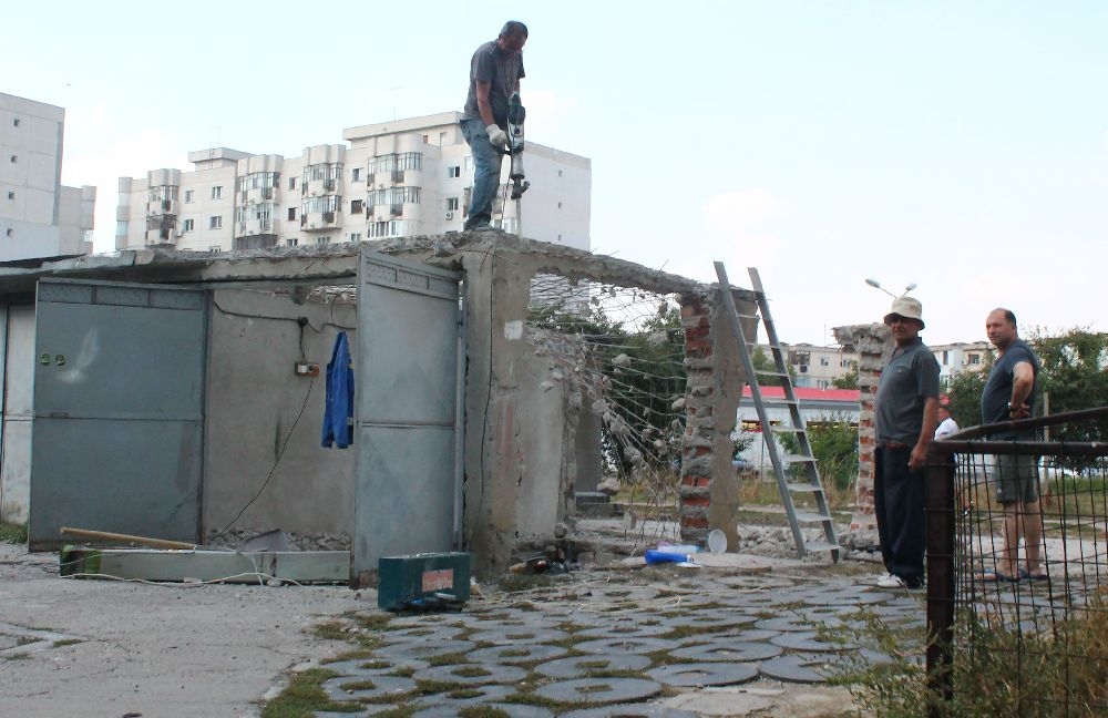 A început DEMOLAREA GARAJELOR în Micro 17, în cadrul restructurării urbane
