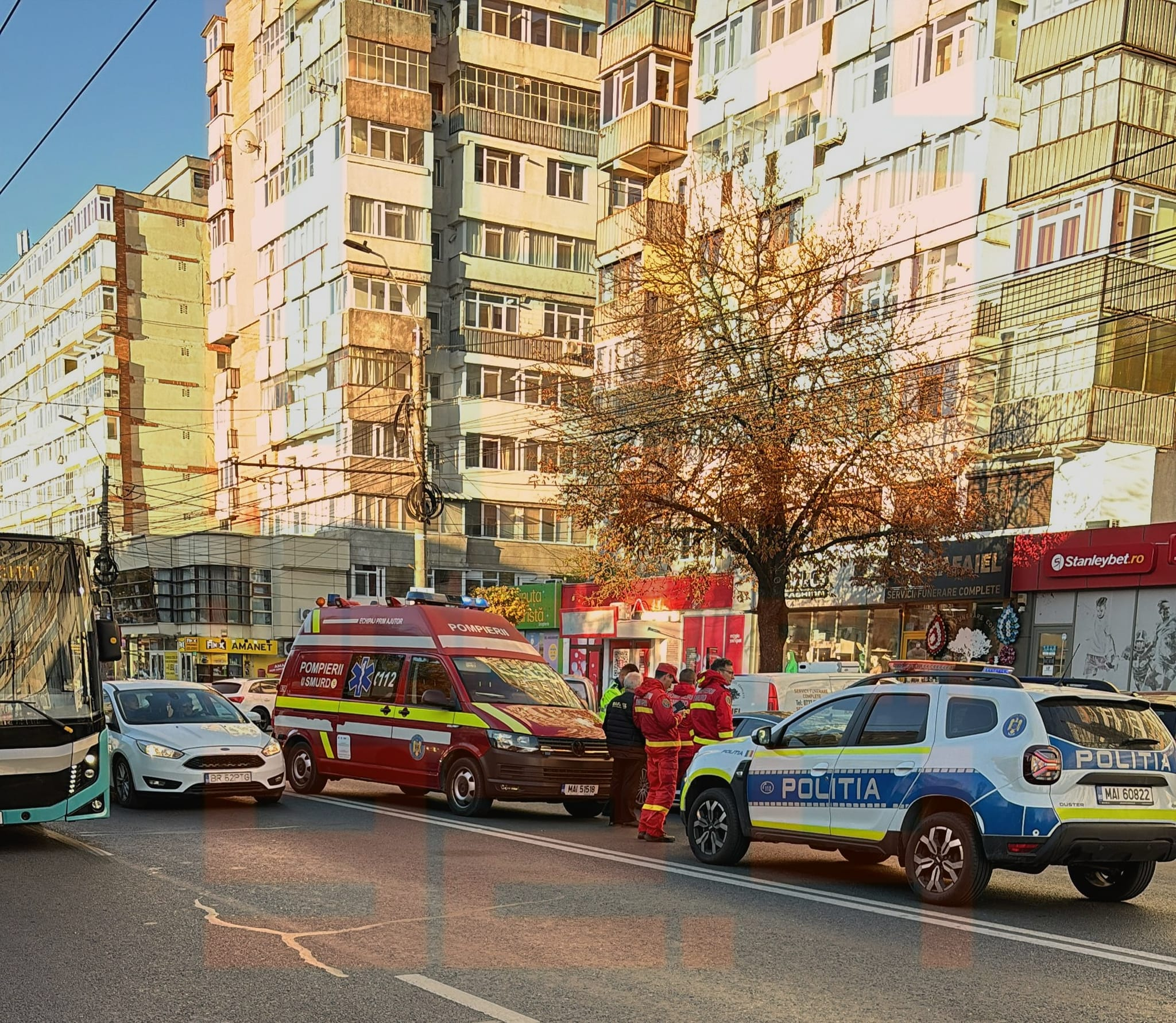 Accident lângă Spitalul de Urgență. Ambulanță SMURD în misiune, lovită de o mașină