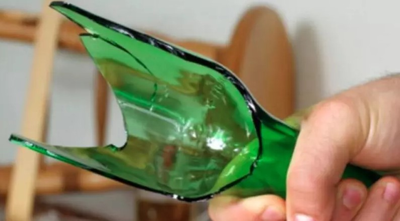 Bărbat atacat violent într-un bar, cu un ciob de sticlă