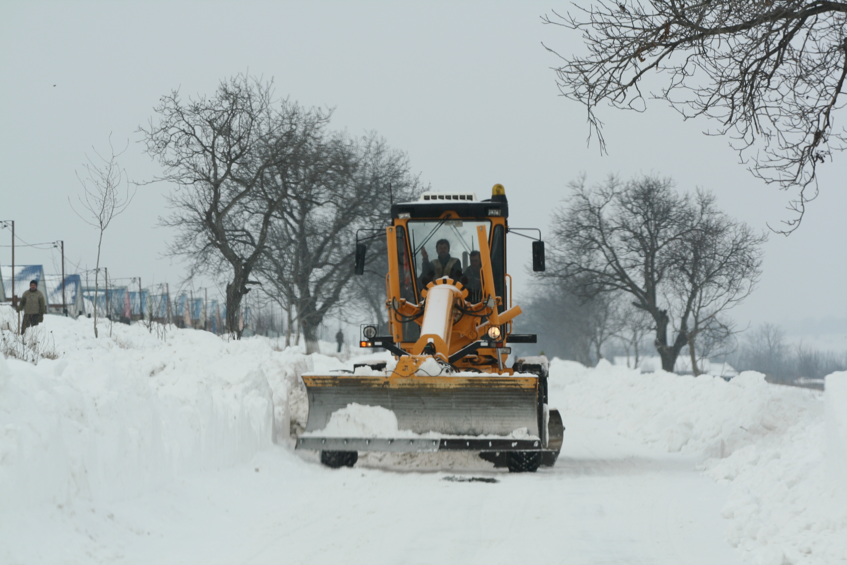 Alertă pe şosele! În nordul judeţului Galaţi ninge abundent, iar zăpada a depăşit 50 de centimetri