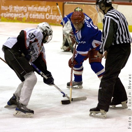 Spectacol pe gheaţă: Dunărea Galaţi - Sportul Studenţesc 5-7 şi 5-4  