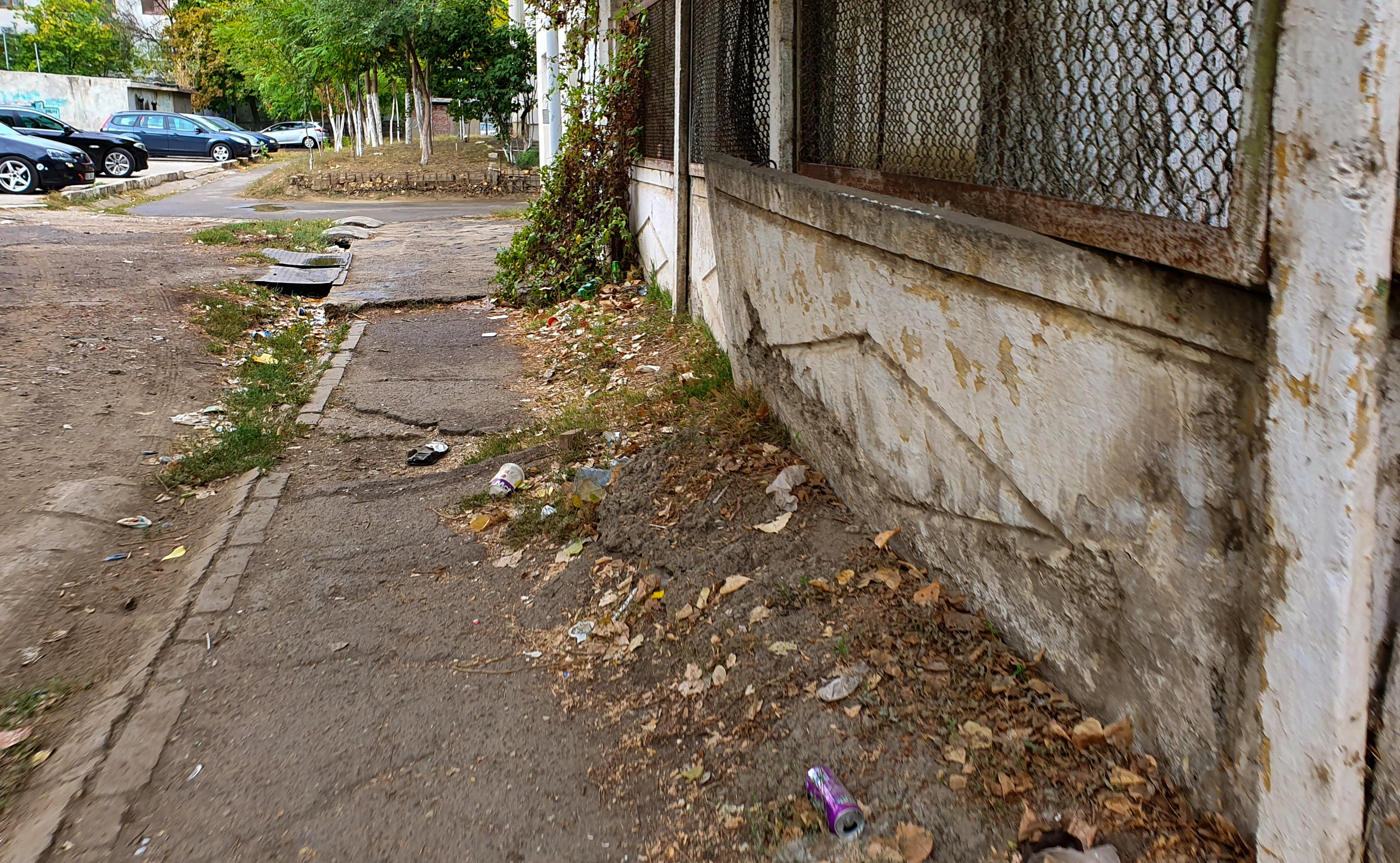 Cartierul din Galați pavat cu gunoaie (FOTO)