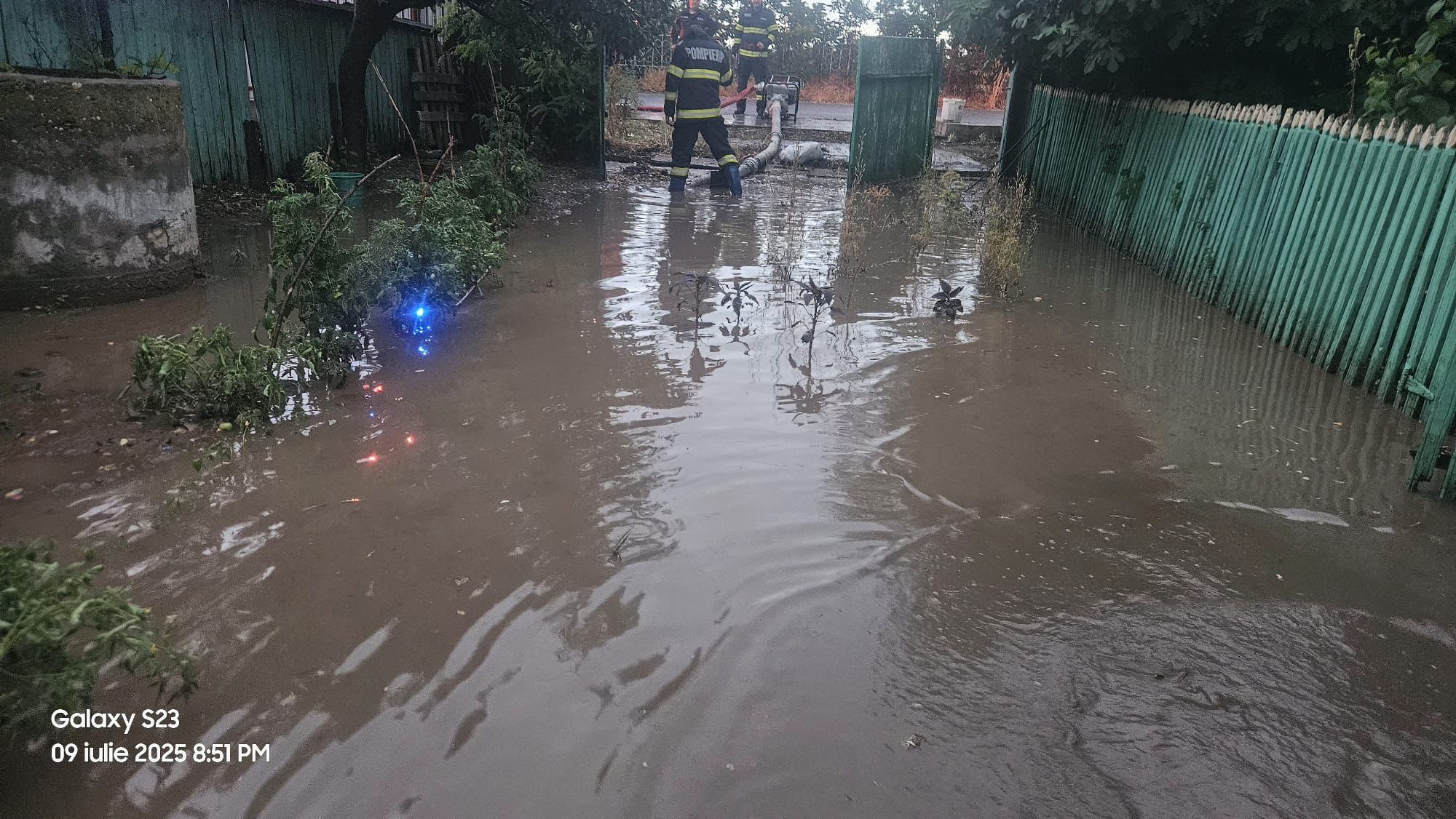 Probleme în județ după ploaia torențială. Pompierii intervin pentru evacuarea mai multor curți