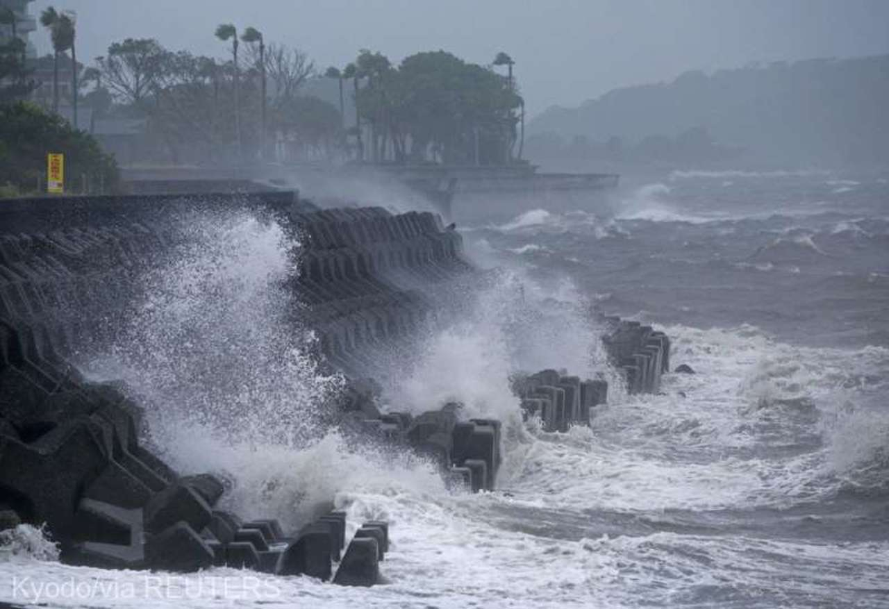 Japonia, lovită de un taifun devastator