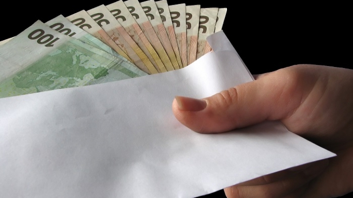 MITĂ LA BAC şi la Tulcea: Şapte PROFESORI au fost REŢINUŢI. Află cât CEREAU pentru promovarea examenului