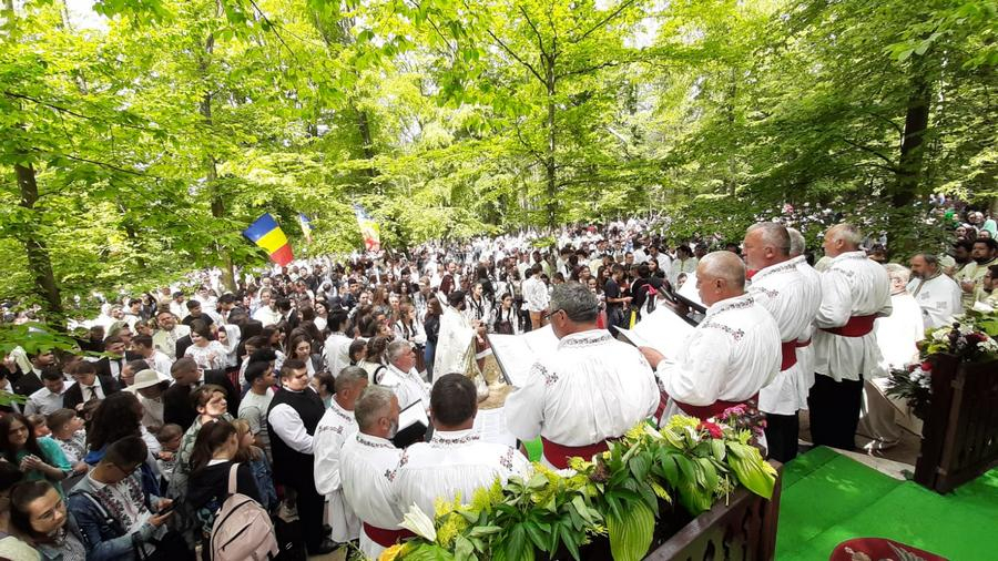 Mănăstirea Buciumeni - Sărbătoarea Sfintei Treimi în „Catedrala cu vitralii foșnitoare”