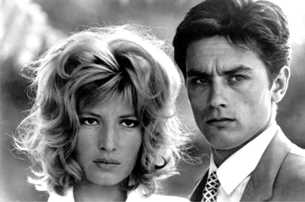 Alain Delon - o viaţă ca un lung film de aventuri. Existenţa tumultoasă a unui mare actor