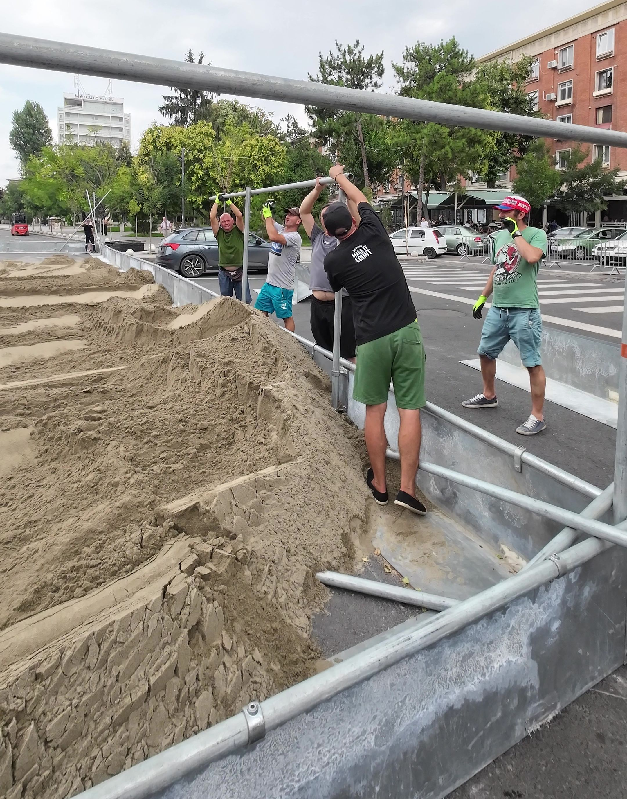 Poza zilei. Plajă și tribune, amenajate în piațeta de la Spicu