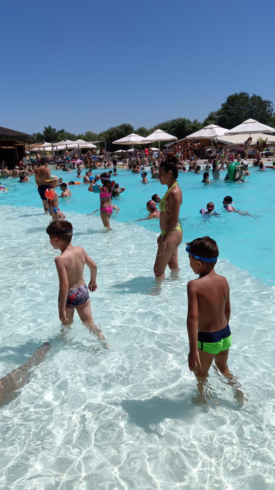 La Plaja „Dunărea” nu se mai putea intra de la 11,30. 3.000 de gălăţeni au ocupat toate locurile!