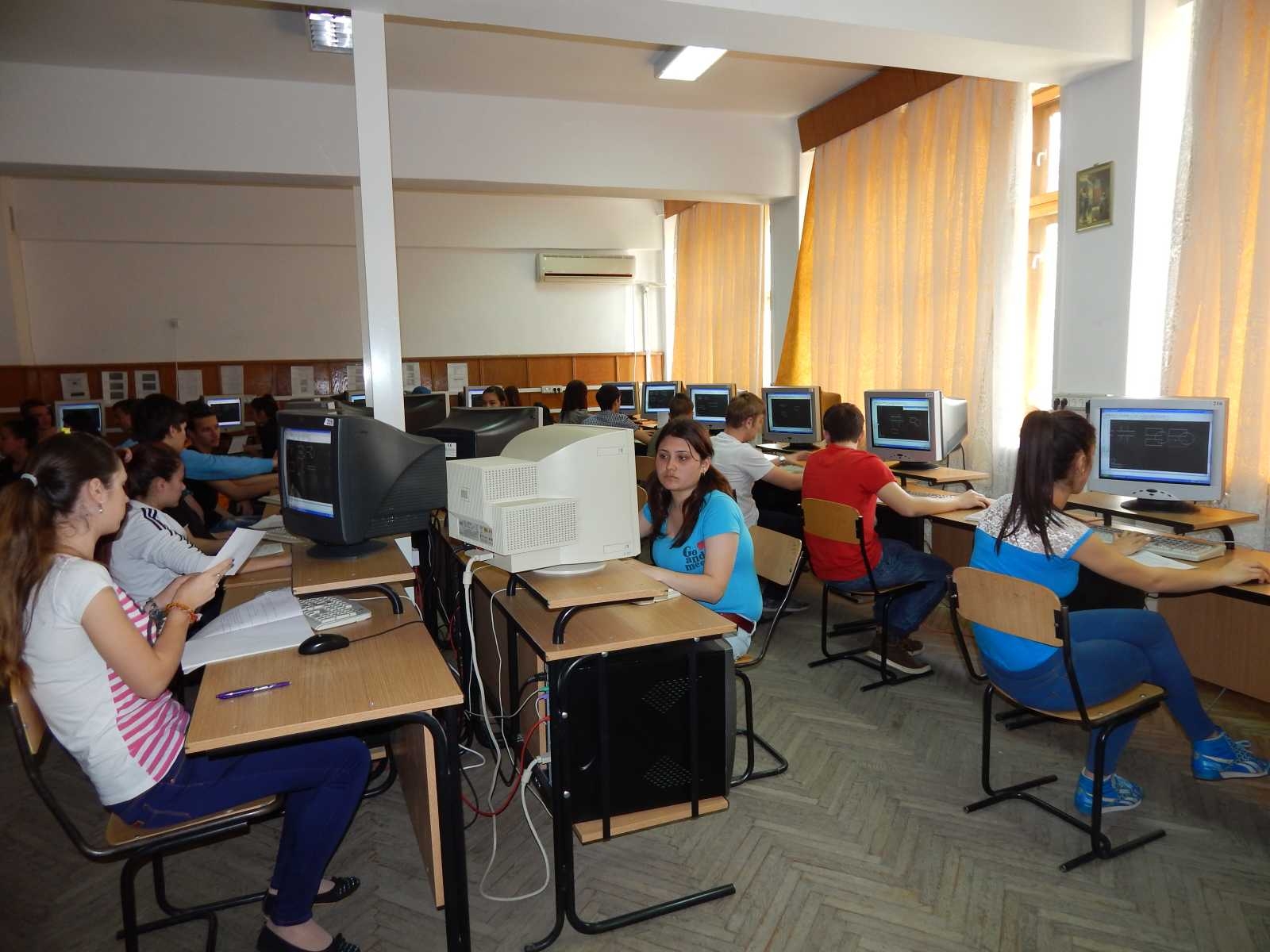 Aproape 90 la sută dintre COMPUTERE, mai VECHI de patru ani, în liceele cu clase de informatică din Galaţi