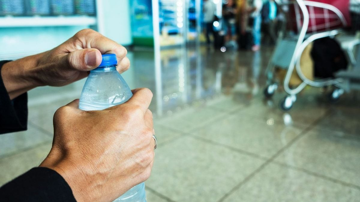 Preț plafonat pentru apa vândută în aeroporturi