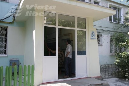 Un bloc cu uşa furată şi canapeaua… incendiată!