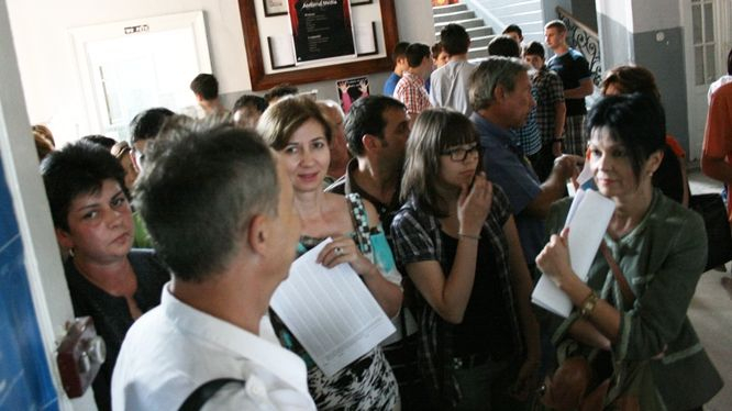 Admiterea în clasa a IX-a începe cu peripeţii. Bulibăşeală la înscrierea pentru testele de limbă străină. Gafe