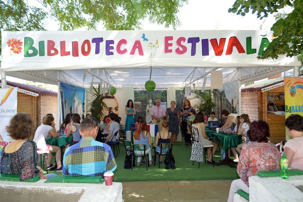 BIBLIOTECA, ÎN STRADĂ/ Dimineţi culturale, în Parcul Eminescu