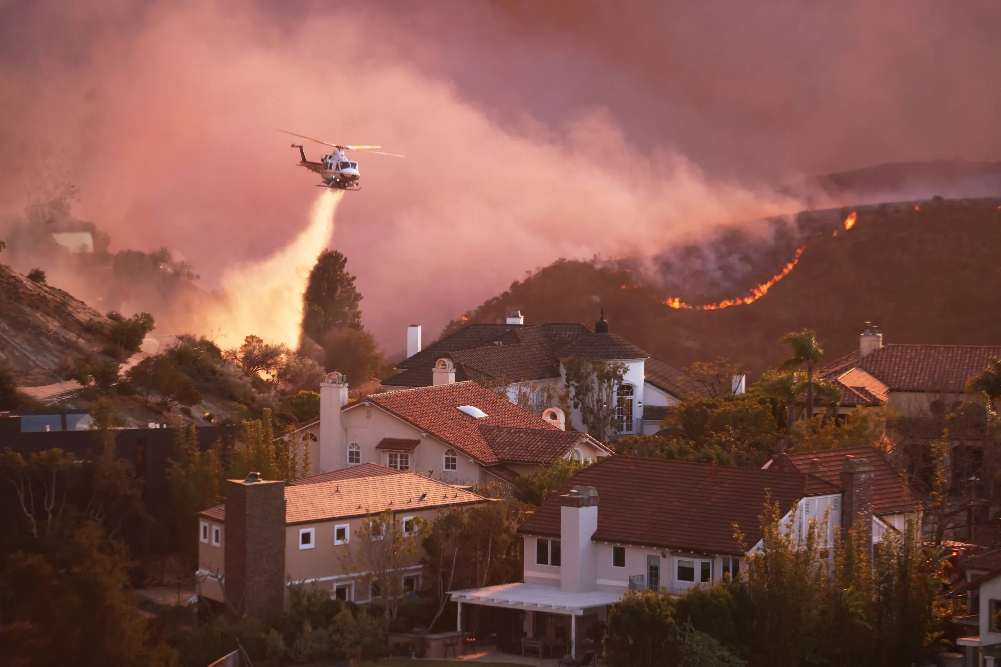 Incendiile din California, scăpate de sub control