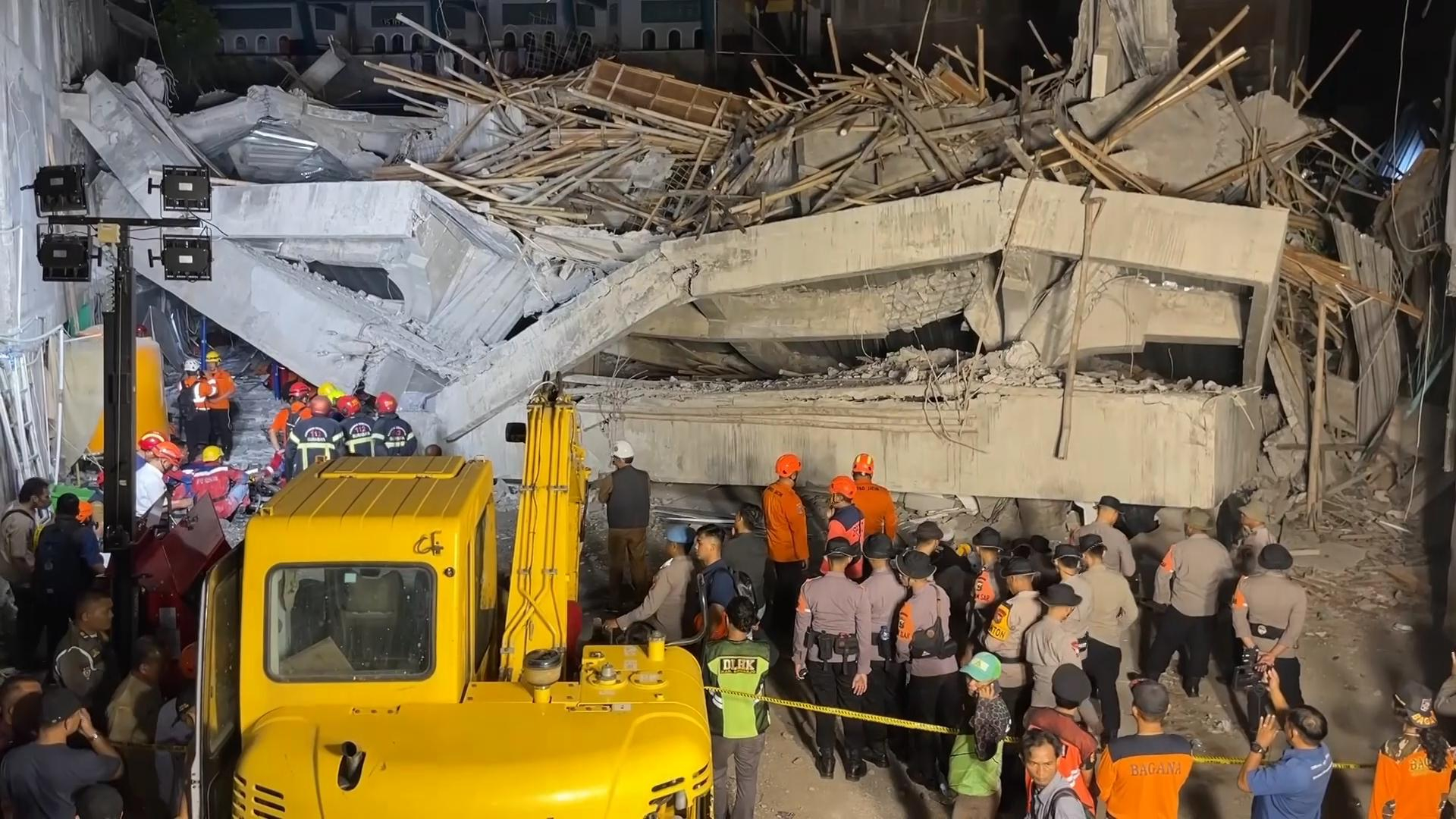 Zeci de elevi, prinși sub o școală dărâmată