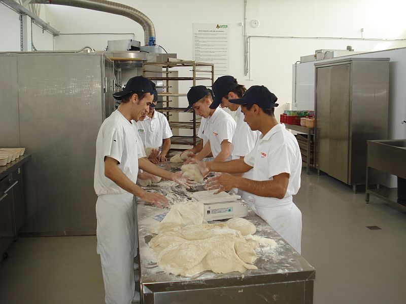 Elevii de la profesionale, în suspans: Vor mai primi bursele promise sau nu?