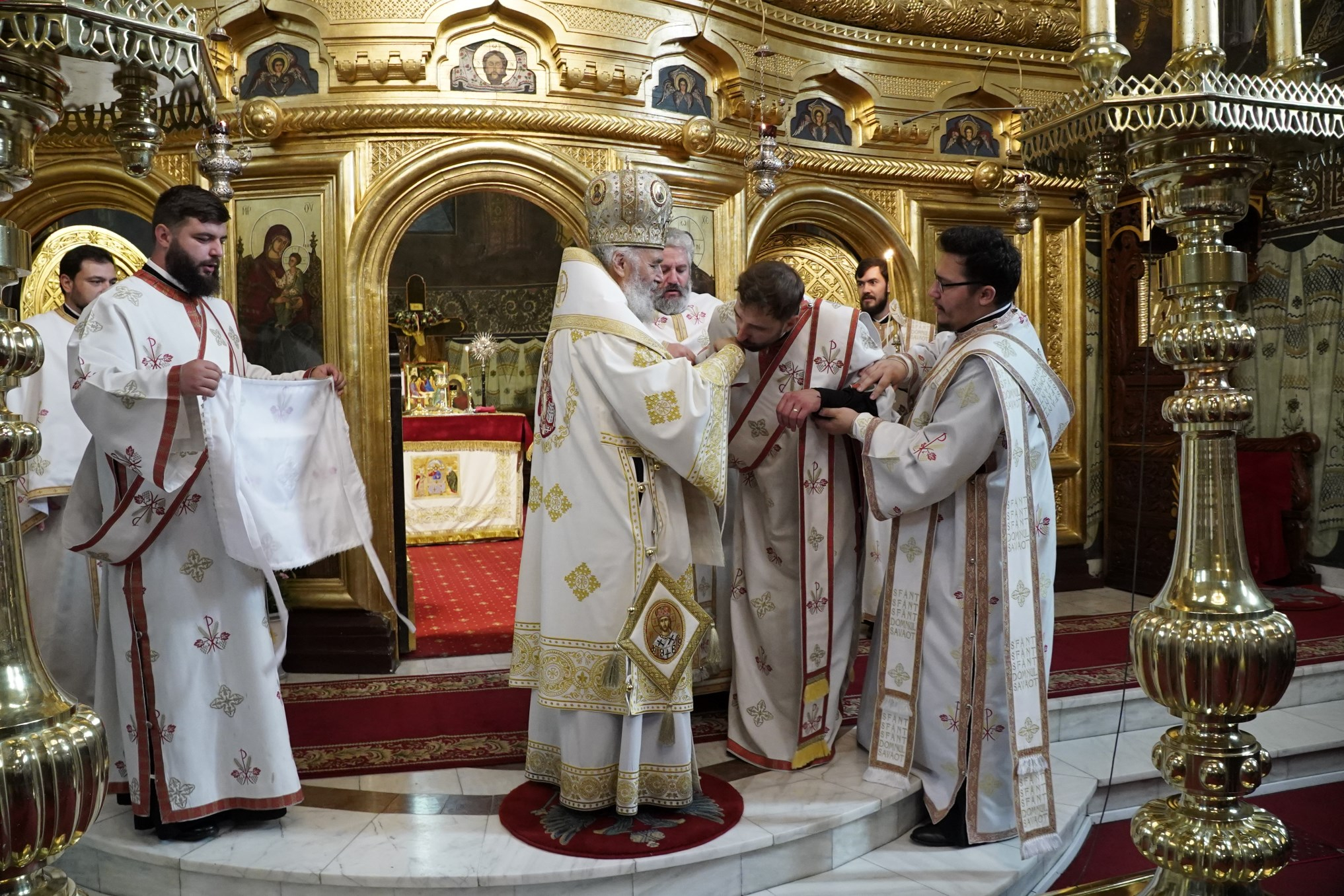 Un diacon și un preot, hirotoniți la Catedrală