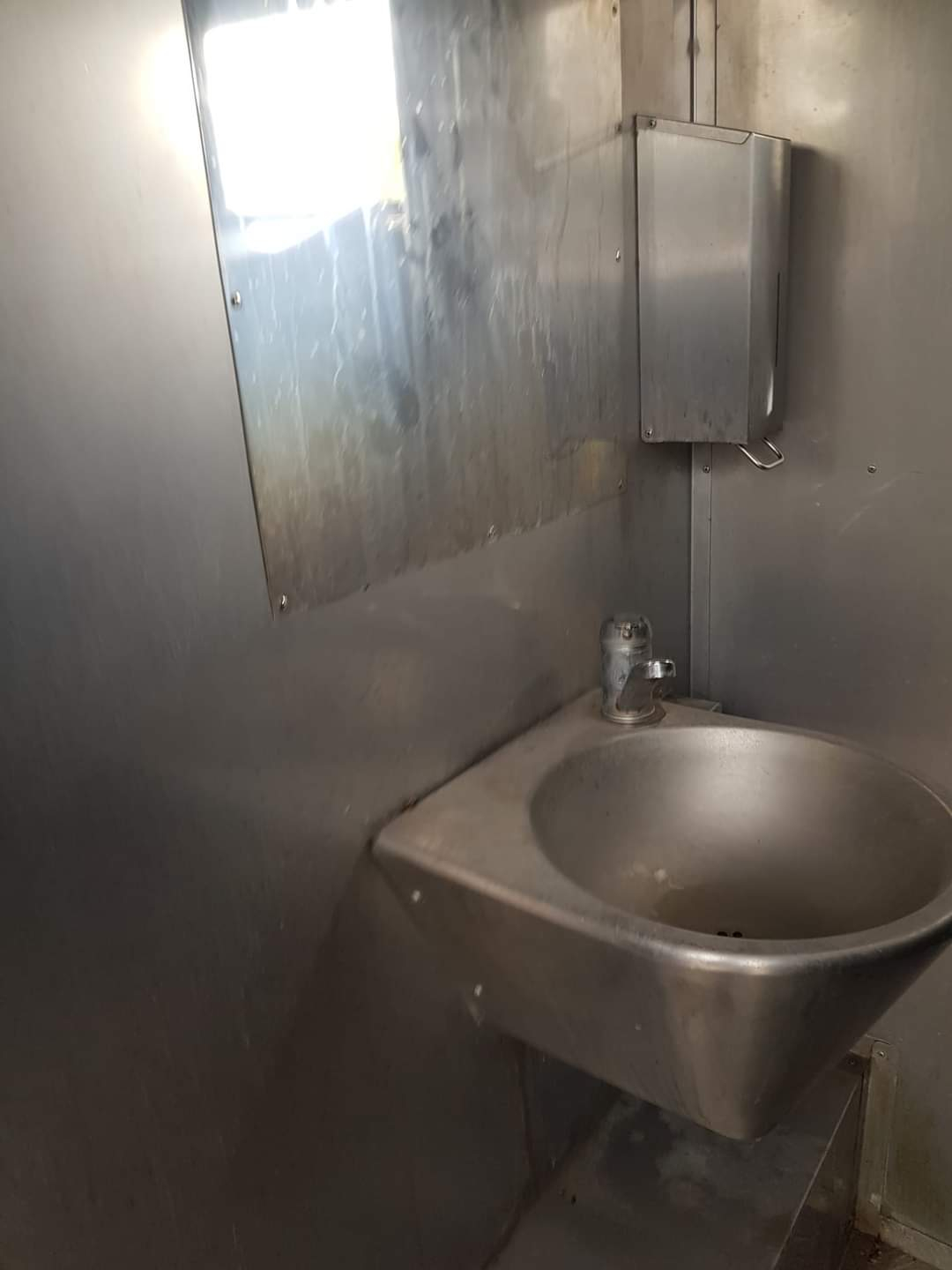 Focar de infecție pe Faleză, lângă un loc de joacă. Lipsă de civilizație în mijlocul orașului