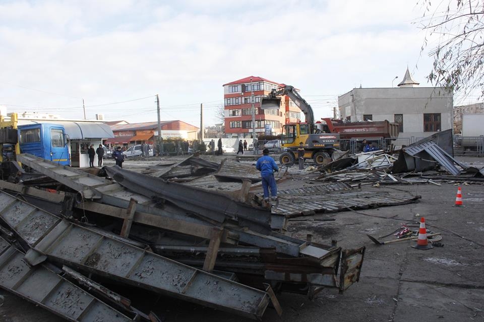 DEMOLĂRI pentru un comerţ civilizat în Piaţa Micro 17 | Investiţia va dura doi ani - FOTO