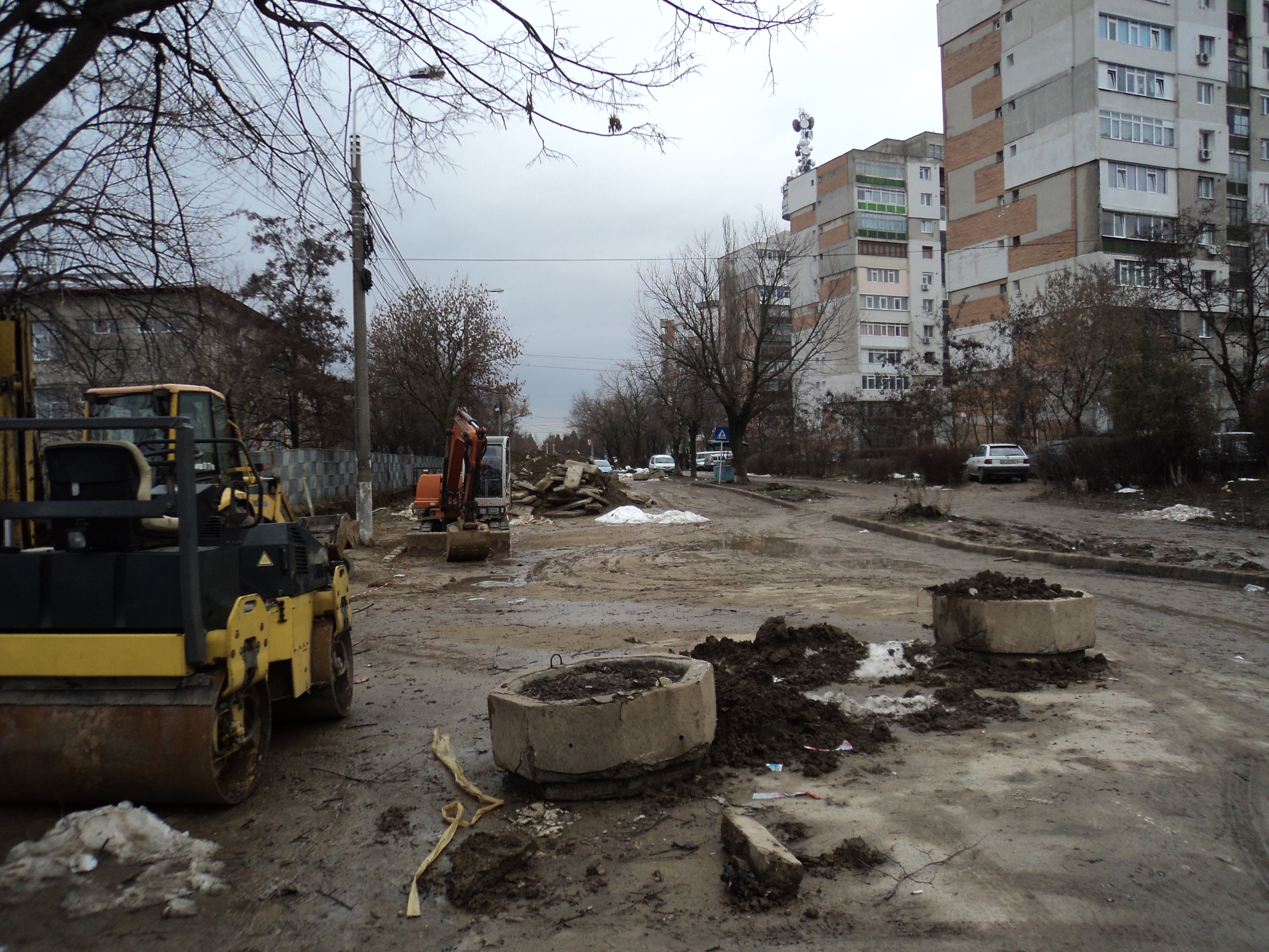 MOCIRLĂ, BĂLŢI ŞI MALURI DE PĂMÂNT/ Când se va putea circula pe strada Stadionului (FOTO)