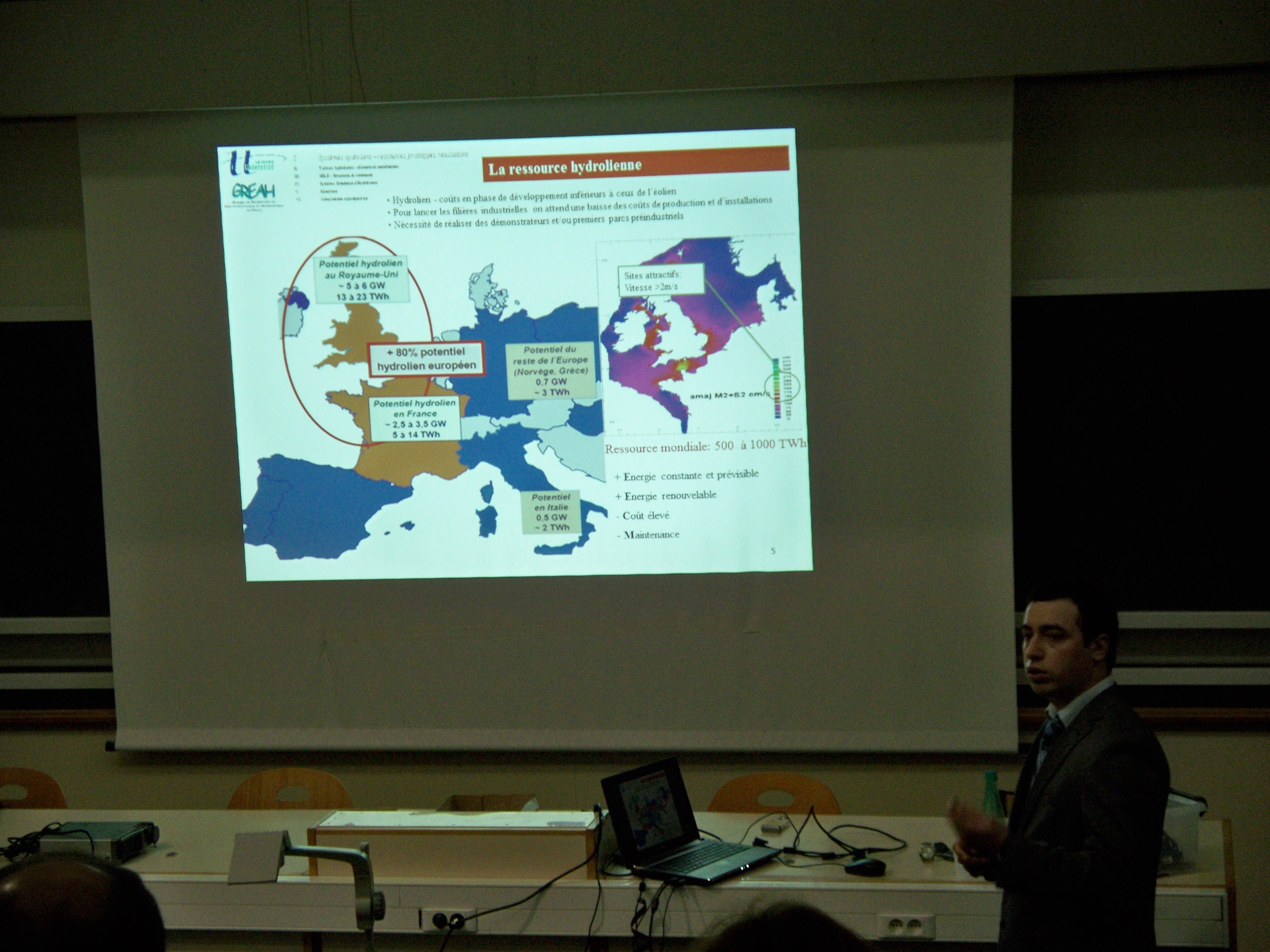La 27 de ani şi-a susţinut doctoratul în Franţa