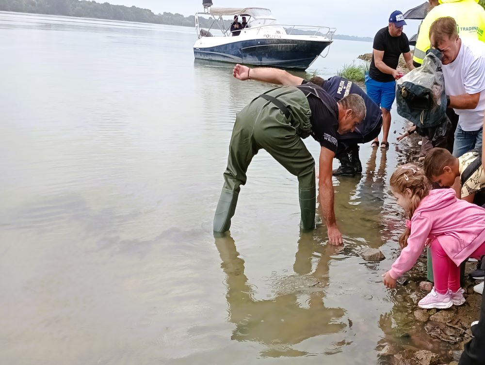 Populare cu puiet de sturion la Isaccea, cu implicarea elevilor (FOTO-VIDEO)