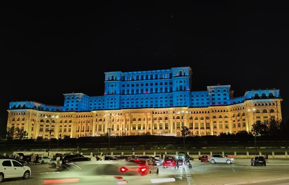 Palatul Parlamentului, iluminat în culorile Ucrainei