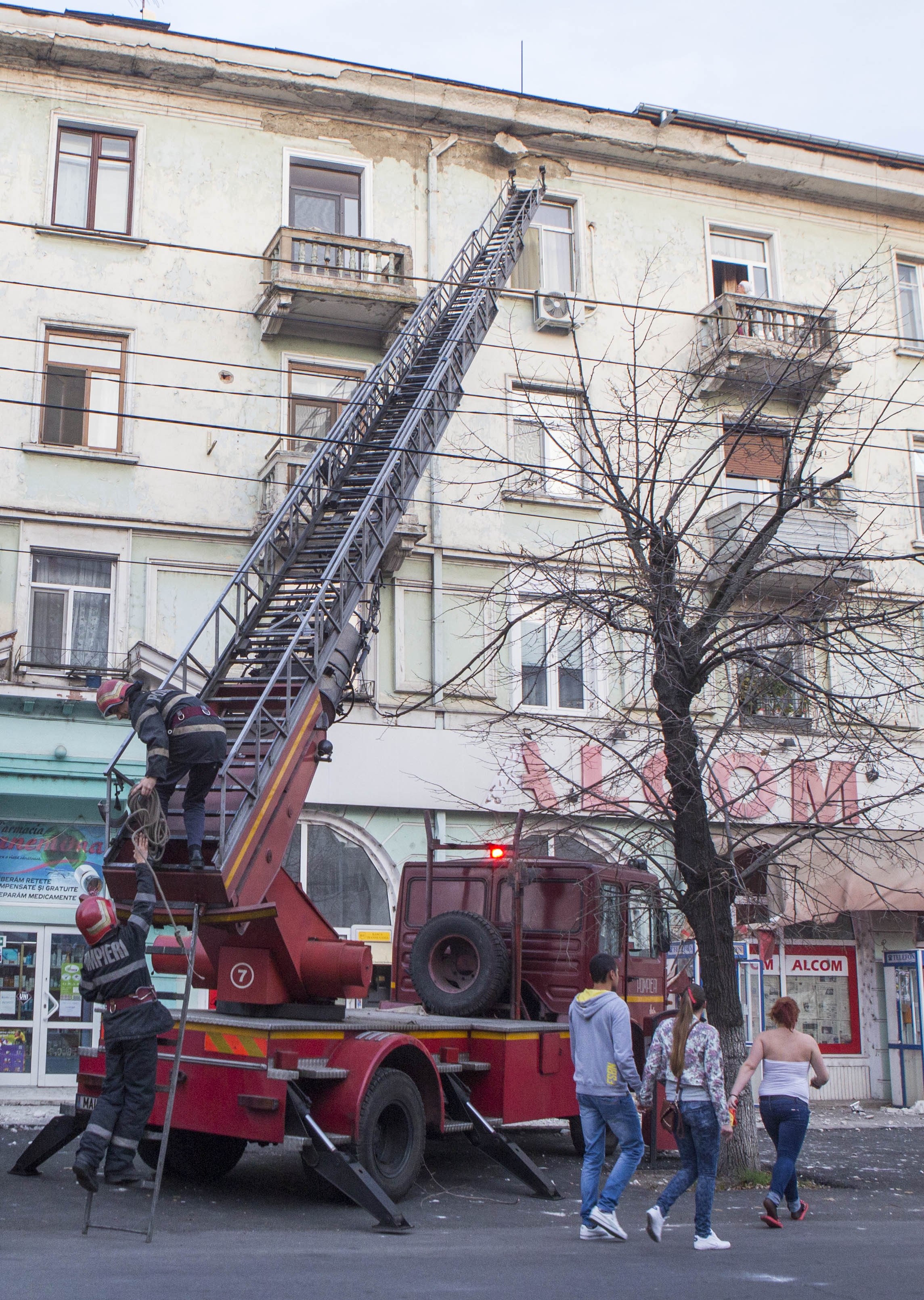 FOTO/ Bucăţi dintr-o clădire din campusul studenţesc s-au desprins şi au căzut pe trotuar