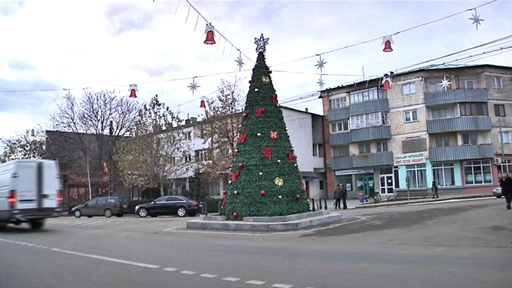 Monumentul eroilor din Cudalbi a fost transformat în brad de Crăciun. Ce s-a decis după reacția Direcţiei de Cultură Galaţi