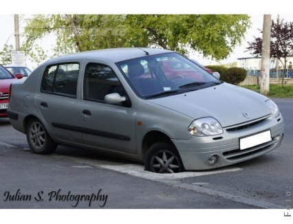 Hop, şi maşina se prăbuşi în tranşee