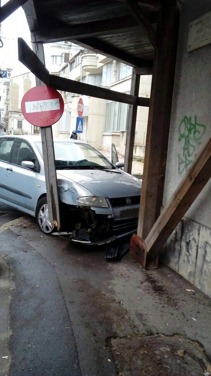 Foc de armă în centrul orașului Galați. Doi fugari urmăriţi de poliţie au intrat cu maşina în Palatul Gheorghiu