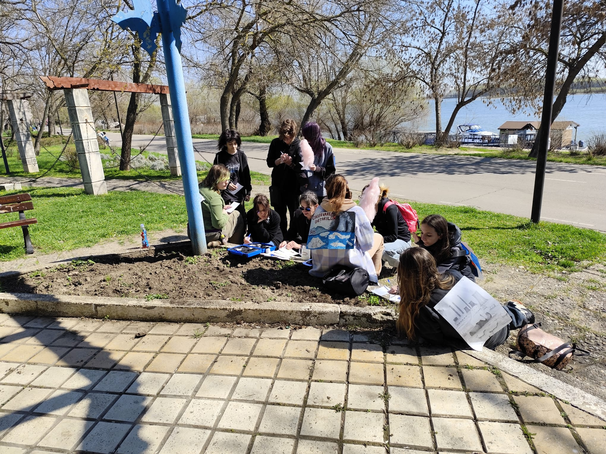 Elevi de la Liceul de Arte au testat calitatea apei Dunării, de Ziua Mondială a Apei