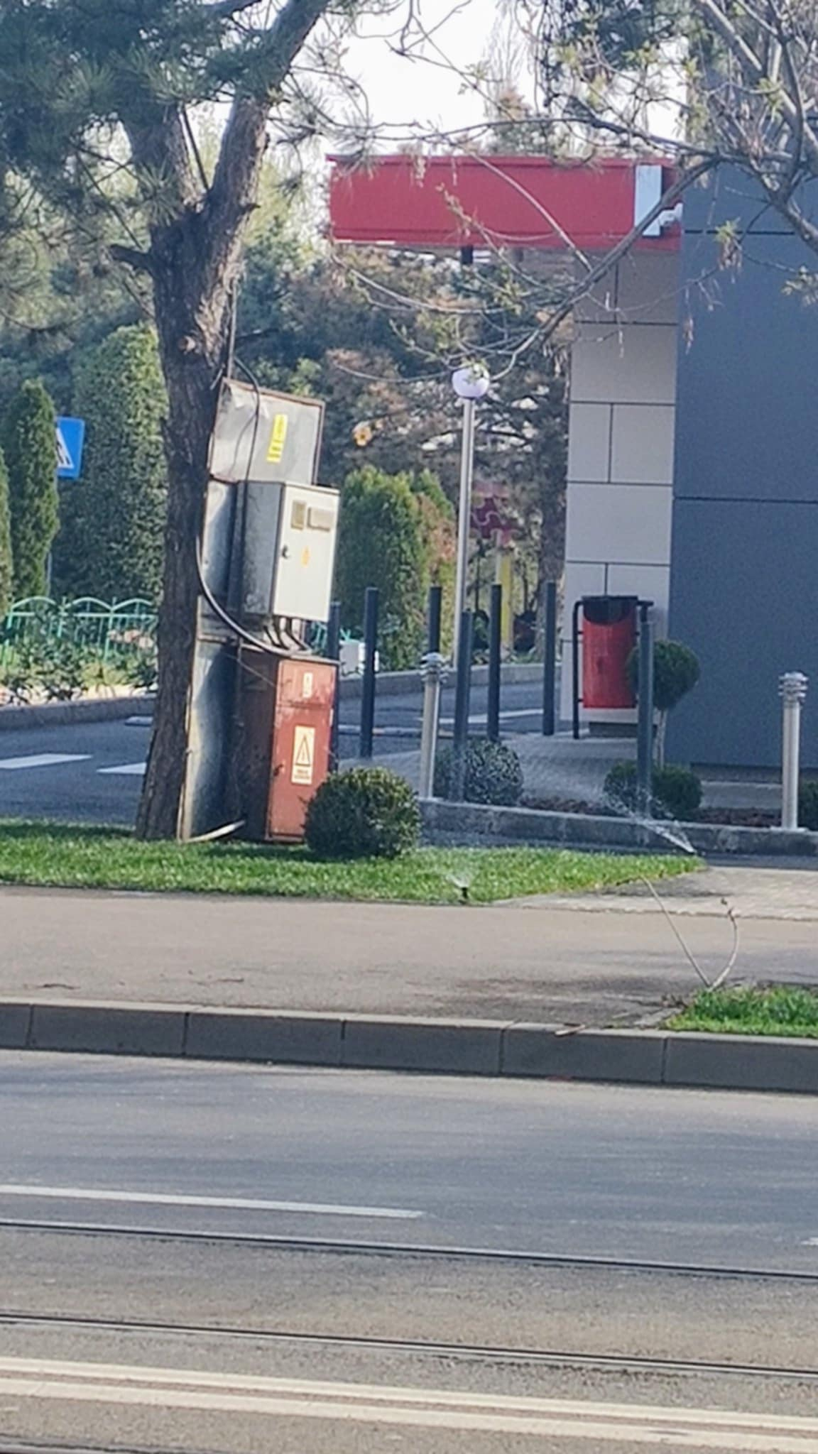 Panou electric udat în fiecare zi cu aspersoarele. Absurd de Galați