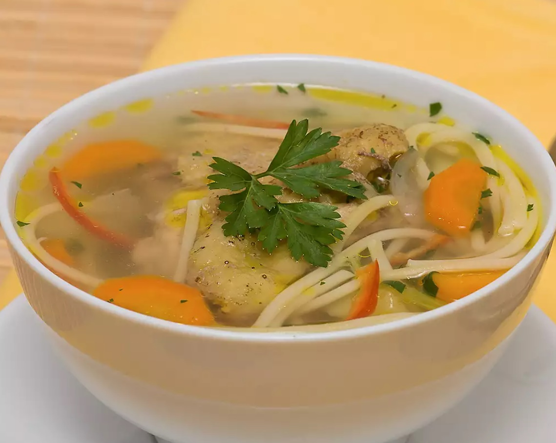 Ciorbă de pui cu tăiței, perfectă după mesele de sărbători