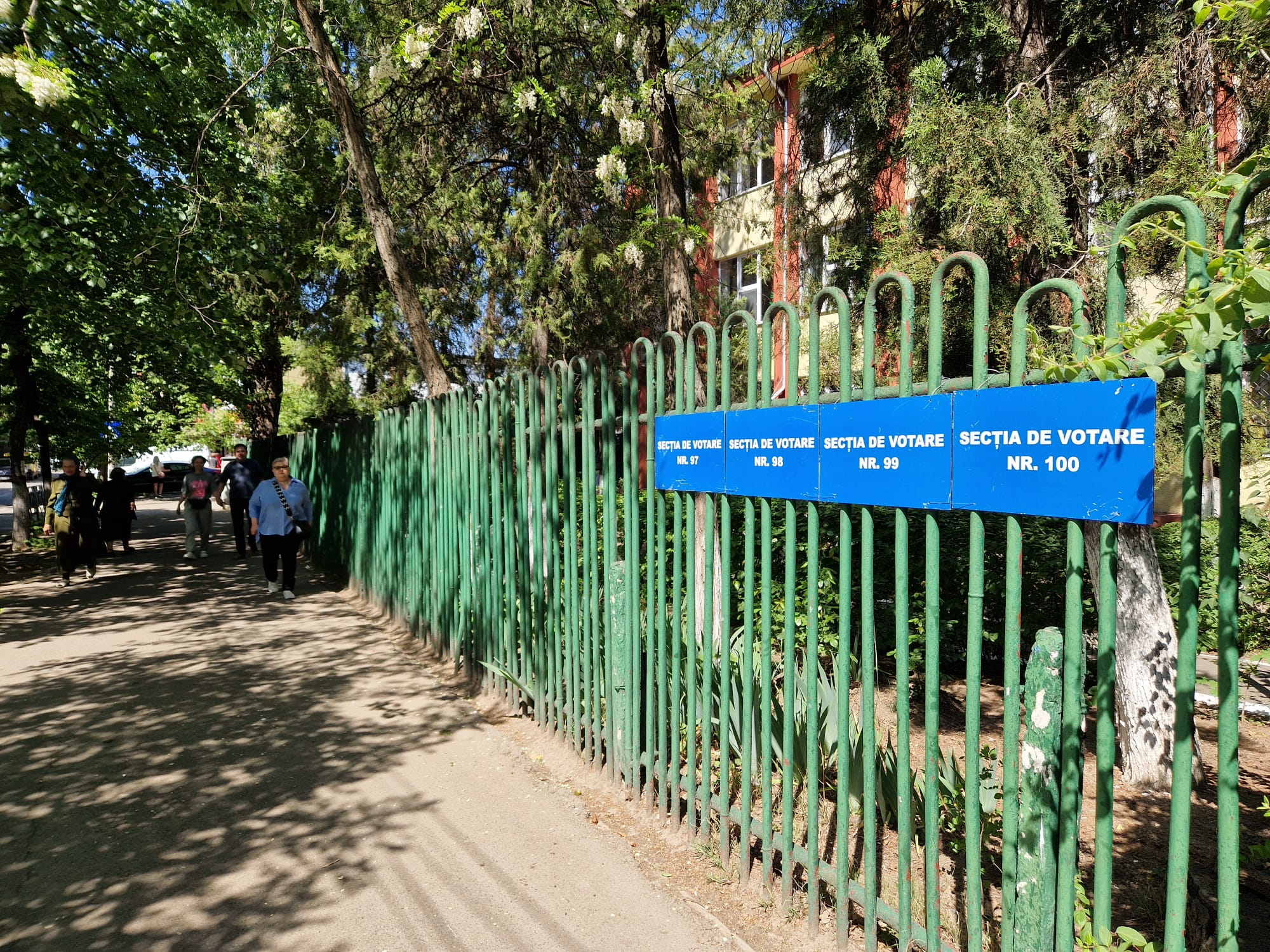 Puţini oameni la secţiile de votare, o linişte nefirească pe străzi